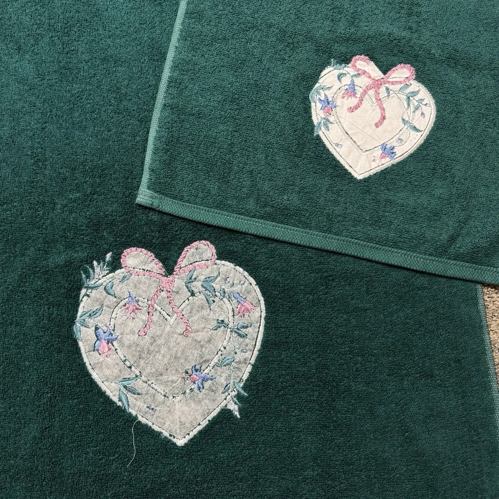 VTG 2 Piece Green Heart Embroidered Bath Towel Set USA Made Granny Cottagecore